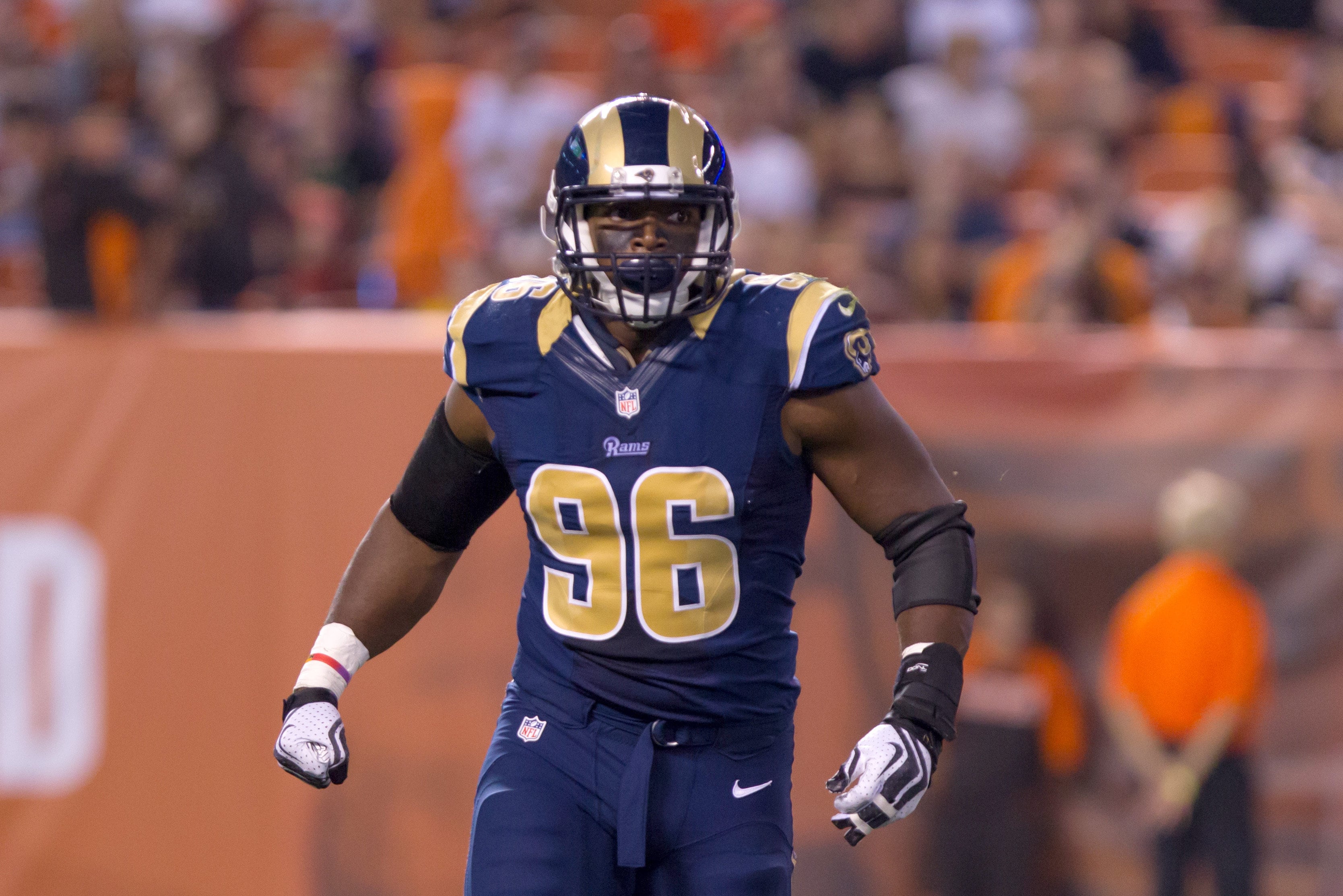 Michael Sam, en uno de los partidos de pretemporada que jugó con los Rams en 2014 antes de ser cortado por la franquicia