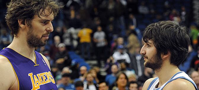 Pau Gasol y Ricky Rubio charlan antes del enfrentarse