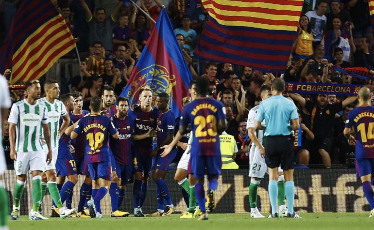Los jugadores del Barcelona celebran el primer gol ante el Betis