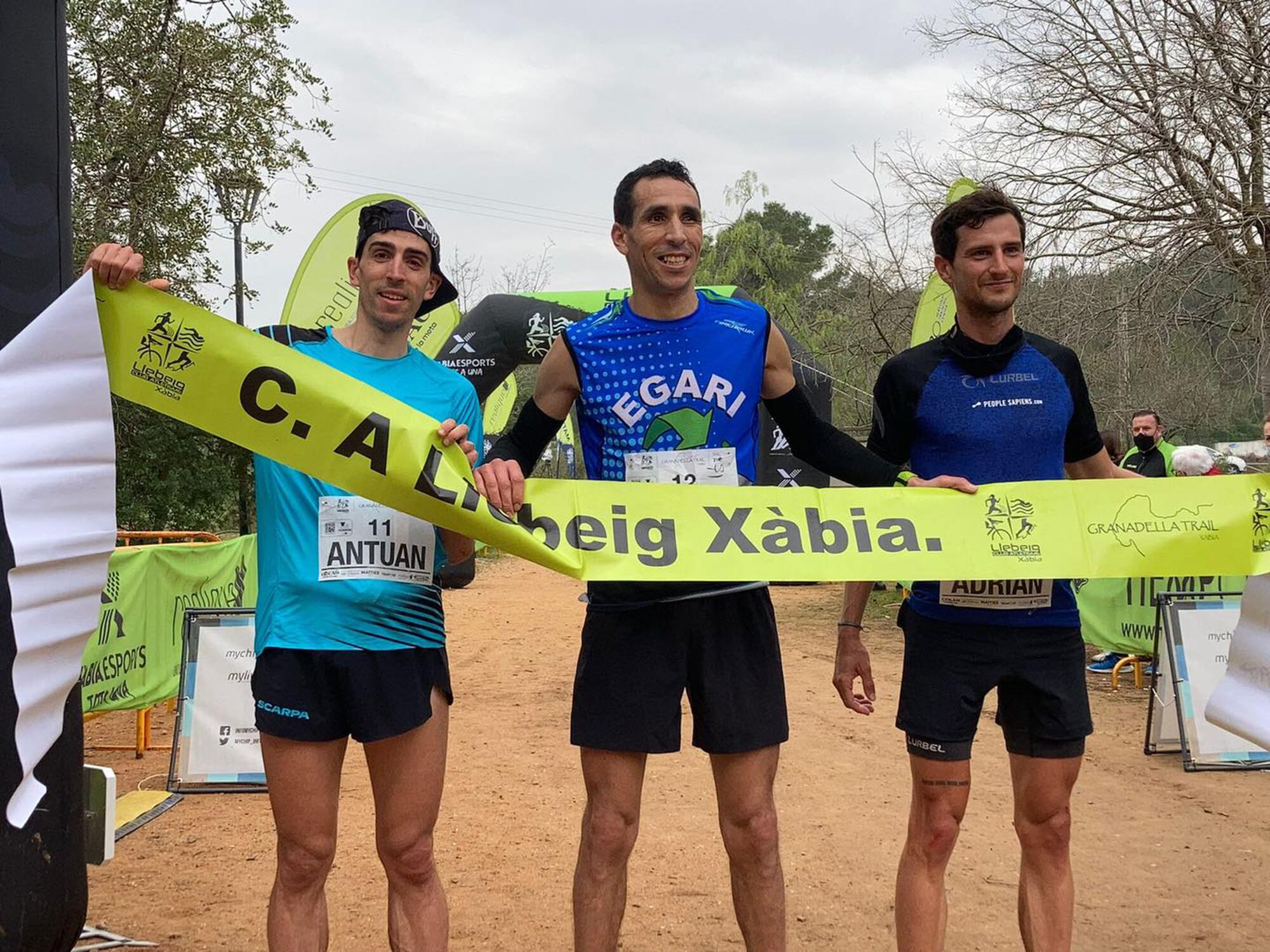 Adil Moussaqui junto a Antonio Martínez y Adrián Ivars.