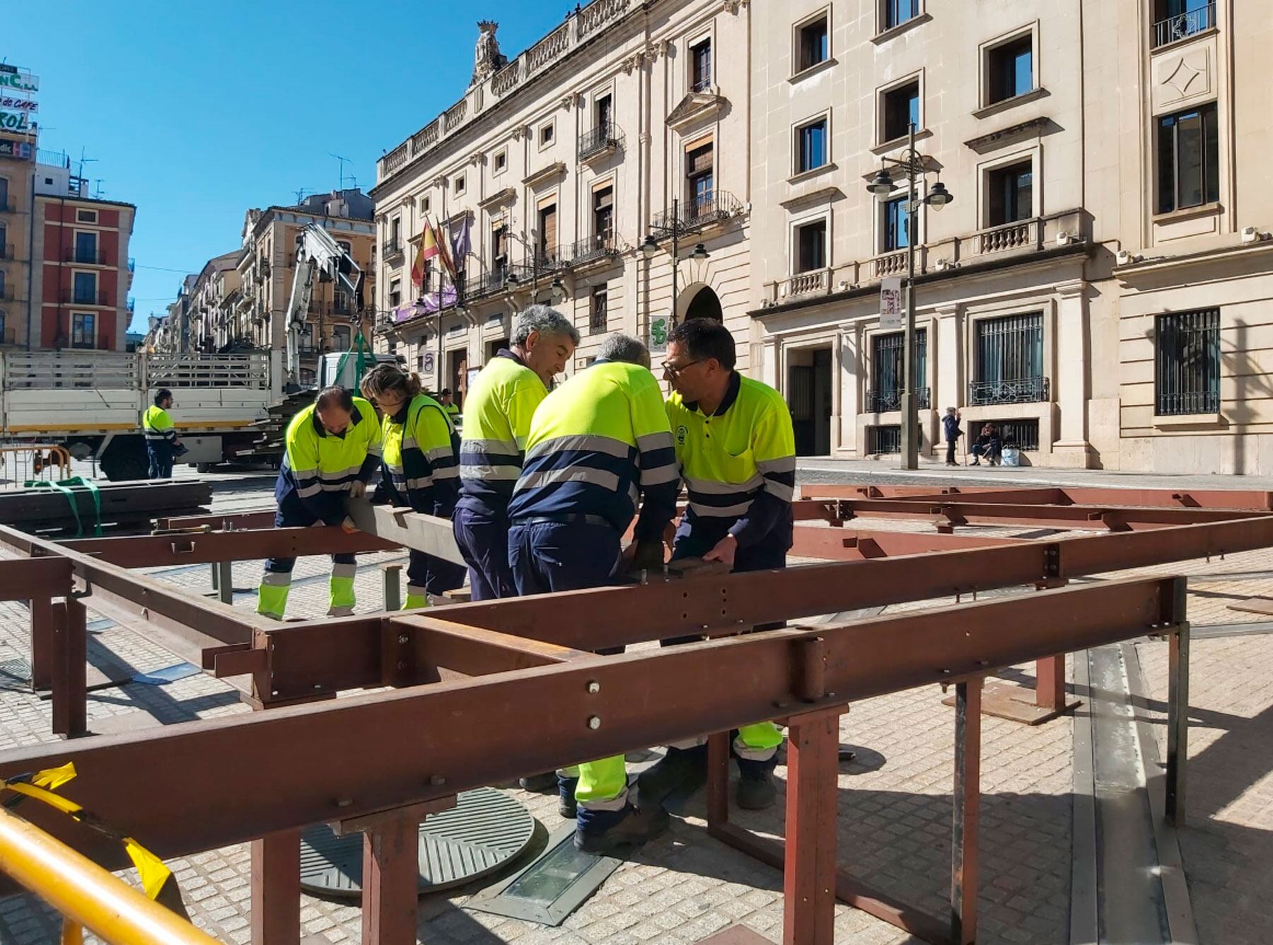 Operarios de la brigada de obras realizando los primeros trabajos de construcción del castillo de Fiestas
