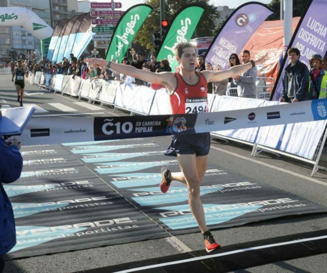 No hubo sorpresas en la Carrera Popular Coruña 10 y Alejandro Fernández, del Club Ourense Atletismo, era primero en la línea de meta, siendo el único de los participantes que bajó de los 30 minutos. 