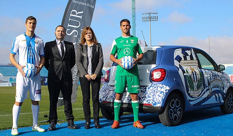 Los jugadores Martín Mantovani (I) y Gabriel Pires junto a la presidenta del Club Deportivo Leganés, Victoria Pavón, y el gerente de Citycar Sur, Ramón Alcañiz.