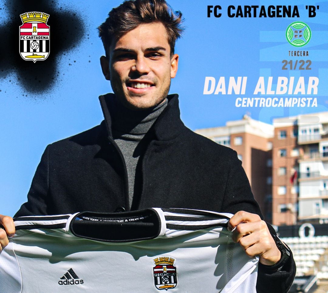 Dani Albiar posa con la albinegra