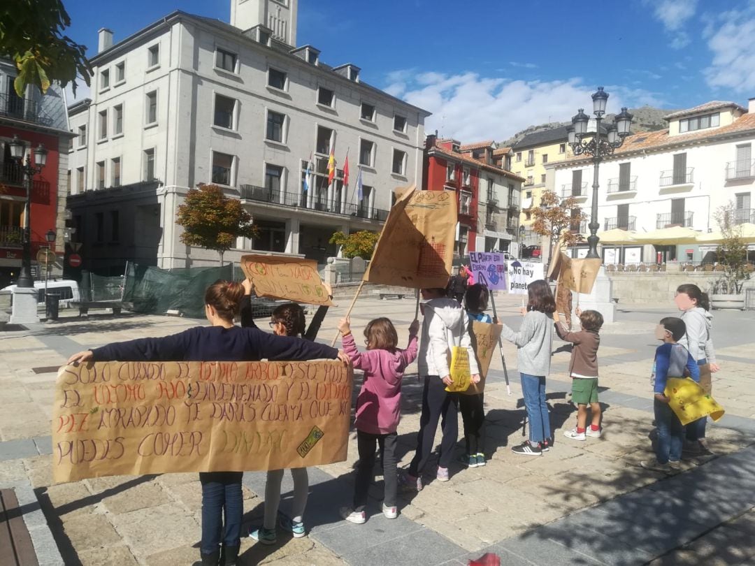 Niños concentrados frente al Ayuntamiento de Santiago de El Escorial en protesta por el Cambio Climático.