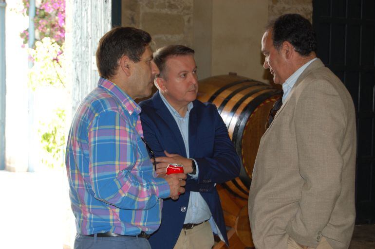 Juan Miguel Becerra conversa con Vicente Vargas y Antonio Quirós