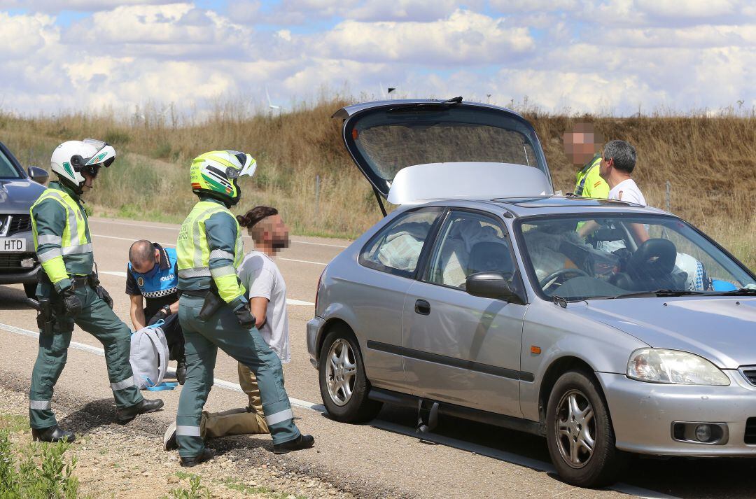 Agentes de la Guardia Civil de Palencia detuvieron al conductor de un vehículo a la entrada de la ciudad por un supuesto delito de conducción temeraria