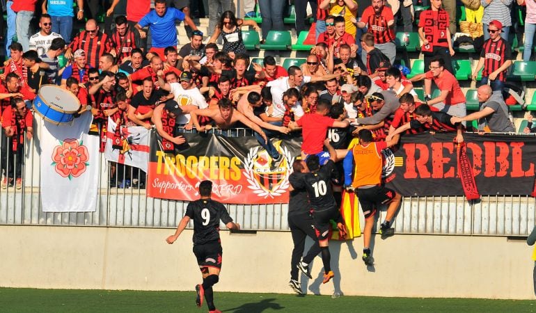 Els jugadors del CF Reus Deportiu celebren la victòria amb l'afició desplaçada a Cornellà.