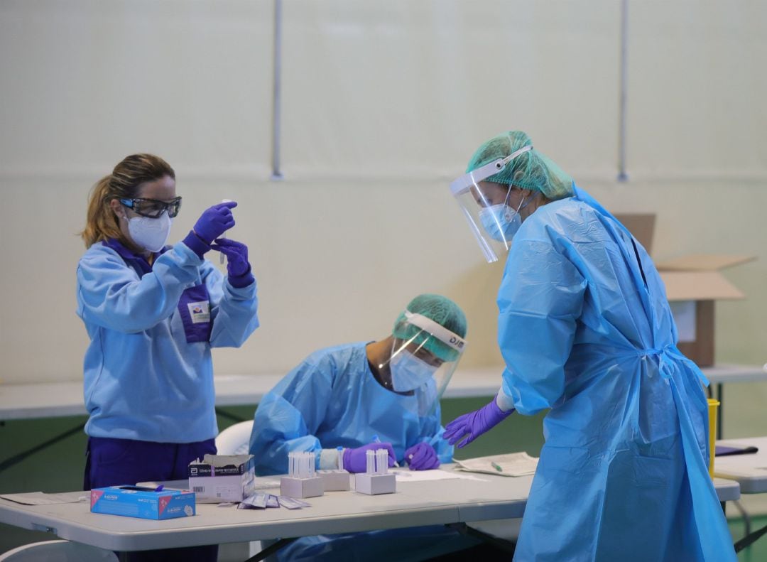 Imagen de archivo de varios sanitarios realizando pruebas de detección de Covid en Madrid.