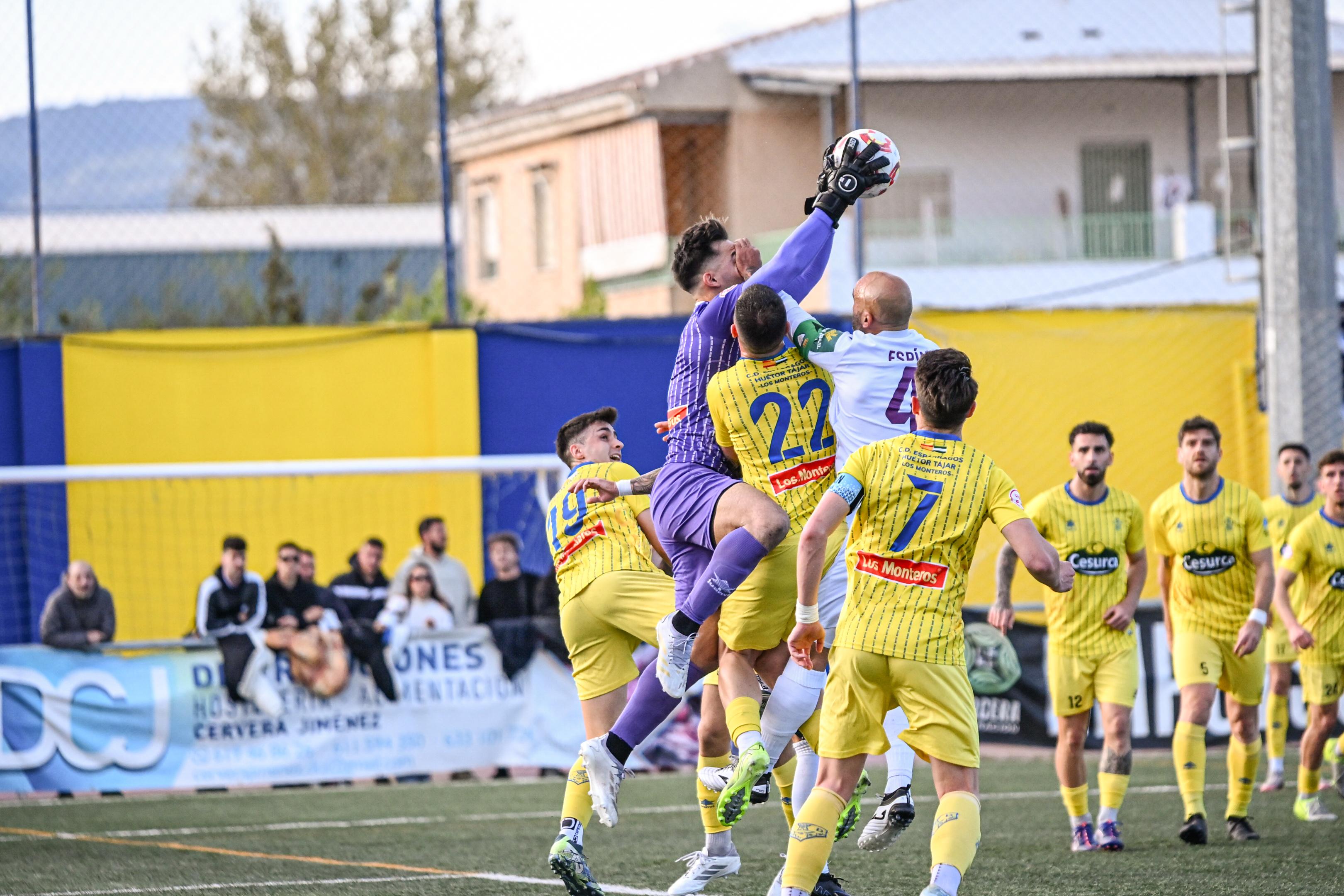 El portero del Huétor Tájar, De la Osa, con el balón en las manos frente a Espín, jugador del Real Jaén.