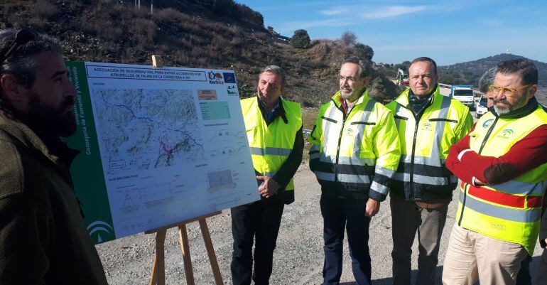 Felipe López visita las obras del paso de fauna.