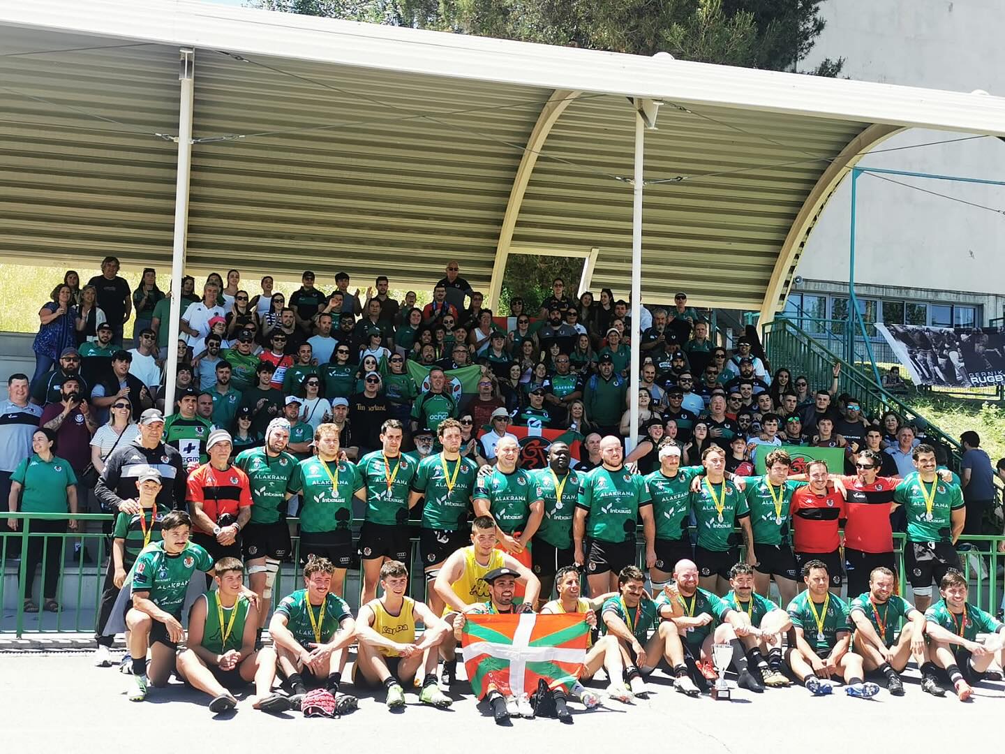 Gernika Rugby con las medallas de plata que les acreditan subcampeones del Grupo Élite de la División Honor B