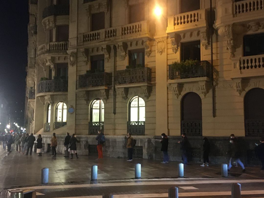 Decenas de personas hacen cola en la plaza Jado de Bilbao a la espera de realizarse el test de coronavirus.