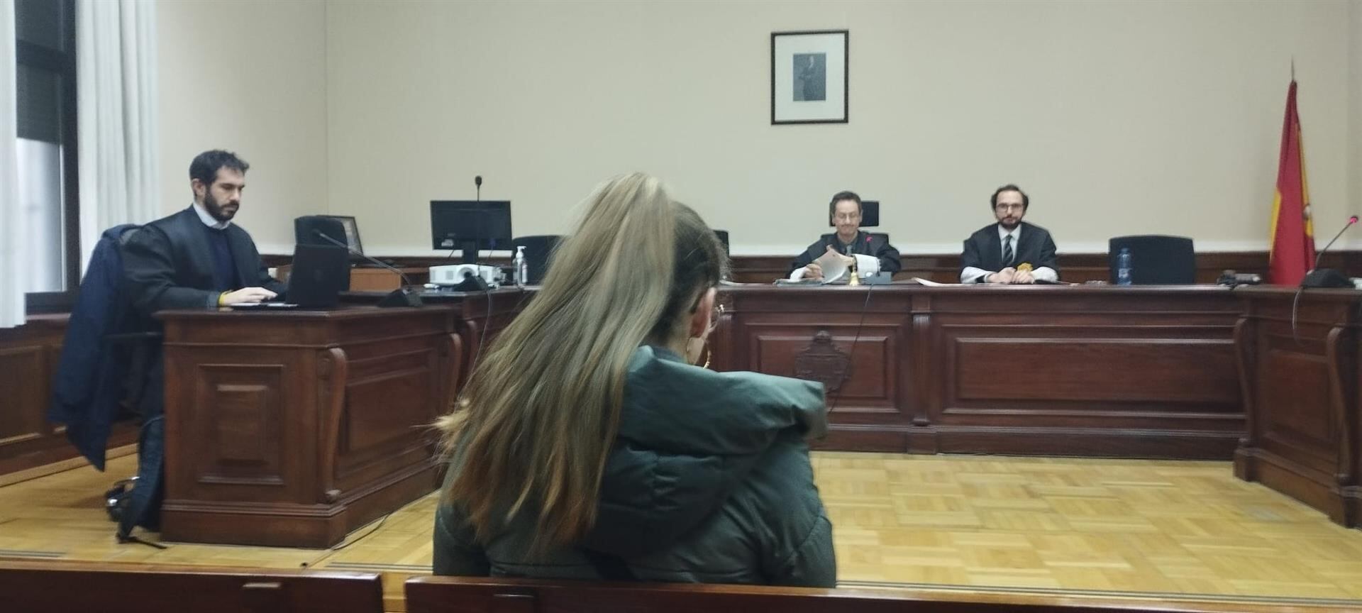 La ya condenada, cuya sentencia es firme, de espaldas durante la conformidad celebrada este lunes en la Audiencia de Valladolid.