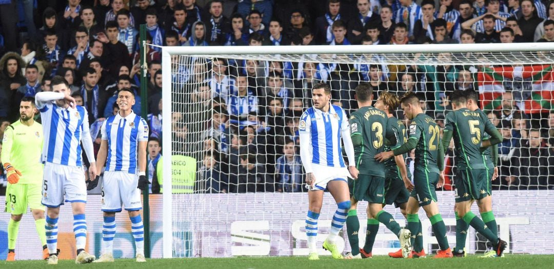 Los jugadores del Betis celebran un gol en Anoeta