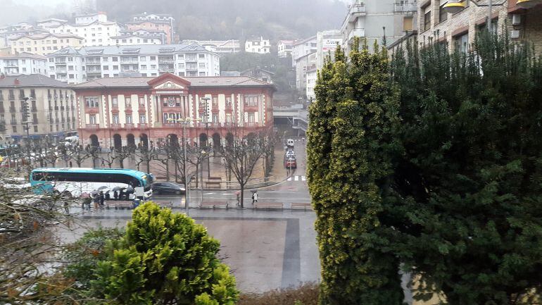 Plaza de Unzaga de Eibar, con el Ayuntamiento al fondo