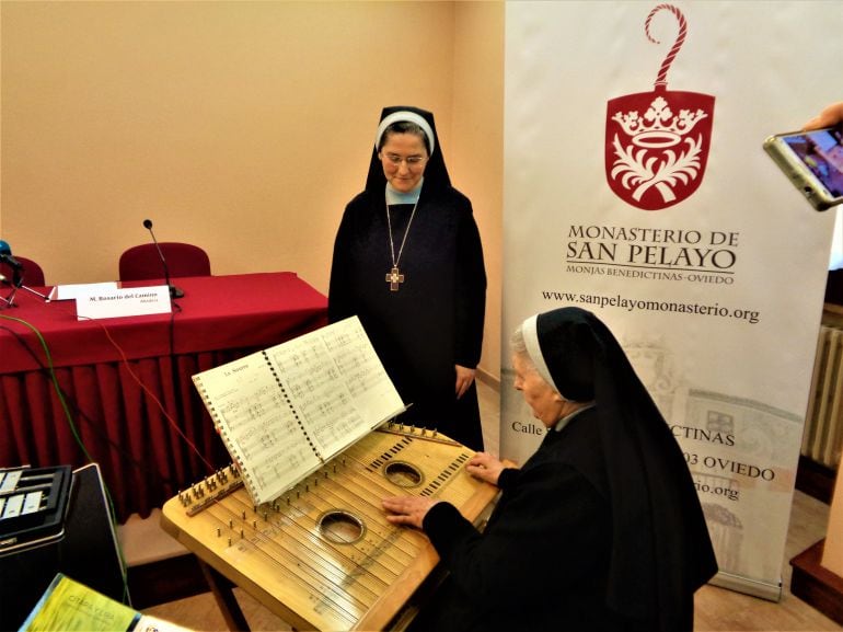 Sor María Covadonga Querol de Bascarán hace una demostración con la cítara bajo la atenta mirada de la abadesa, M. Rosario del Camino