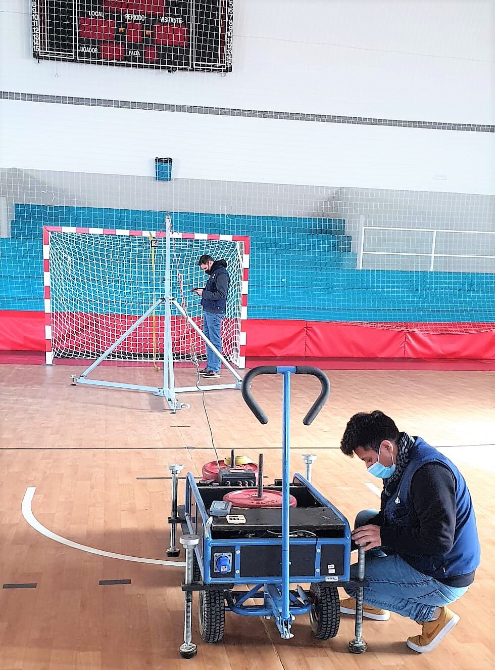 Colocación de porterías antivuelco en el "Juan Carlos Verdú"