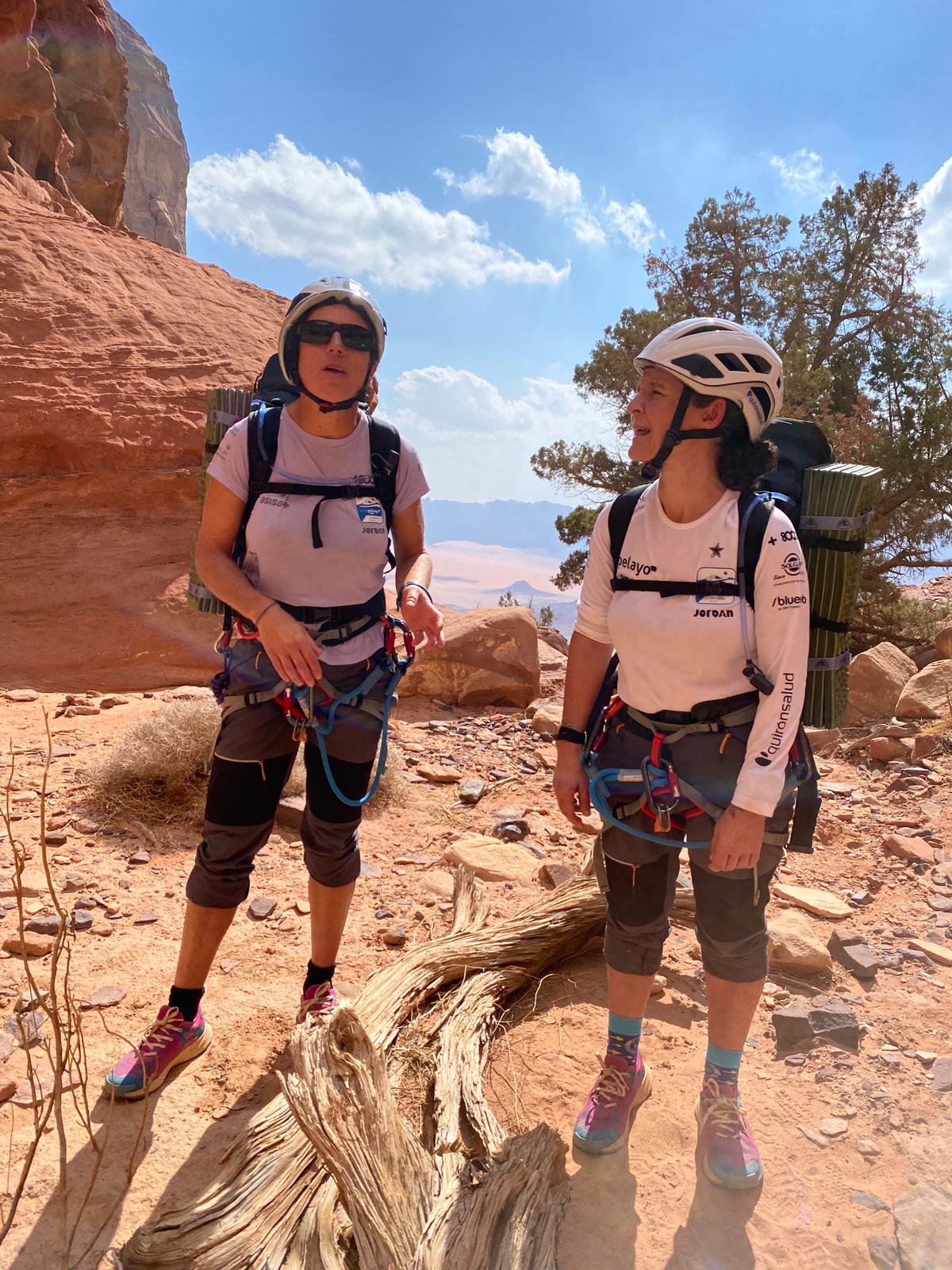 Miriam y Nancy en un momento de la ascensión al Jebel Rum (Héctor González)