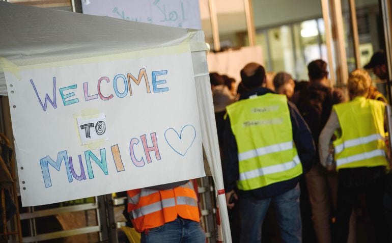 Cartel de bienvenida a los refugiados sirios que llegan a Alemania