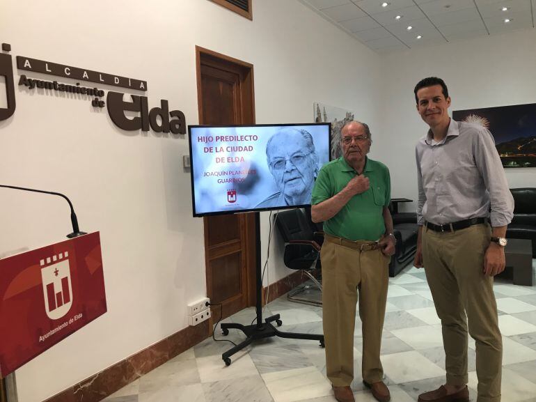 Joaquín Planelles junto a Rubén Alfaro, alcalde de Elda