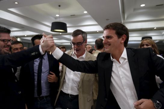 Ciudadanos&#039; party leader Albert Rivera (R) is greeted by supporters at the end of a closing campaign dinner at a hotel in Madrid, Spain, May 22, 2015. Spaniards are expected to sweep aside 40 years of predictable politics when they vote in regional electi