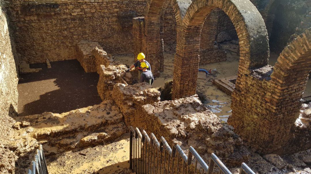 Varios operarios trabajan en el interior de los Baños Árabes de Ronda