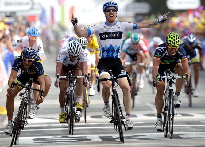 El ciclista estadounidense Tyler Farrar celebra su victoria en la tercera etapa del Tour de Francia 2011 que recorrió 198 kilómetros entre Olonne -sur-mer y Redon