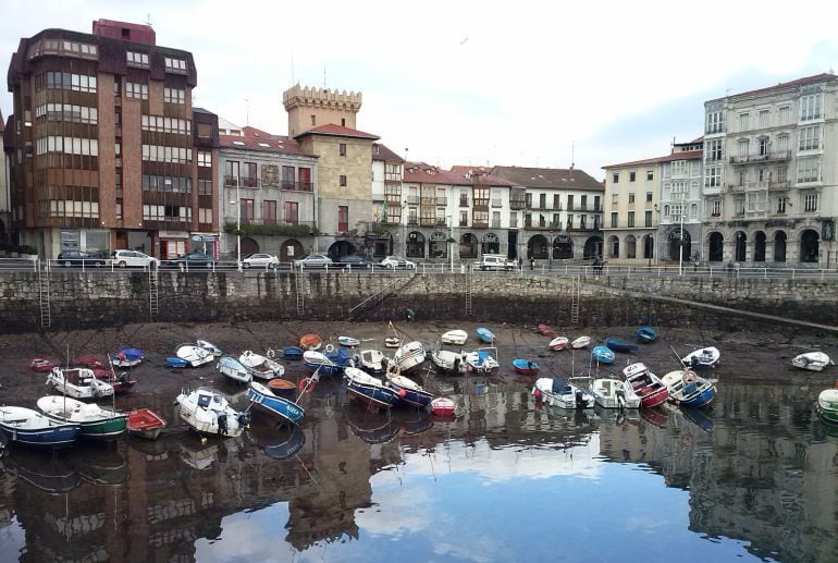 Dársena pesquera y Ayuntamiento de Castro Urdiales.