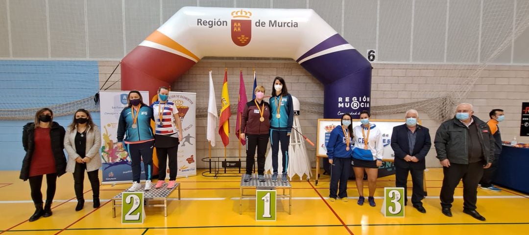 Esther Pereira, en lo más alto del podio, y Cristina Puebla, en el segundo cajón.