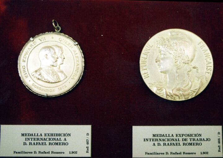 Romero Utrilles llevó sus zapatos a exposiciones internacionales en París y Londres, obteniendo medallas de oro por la excelencia de sus productos.