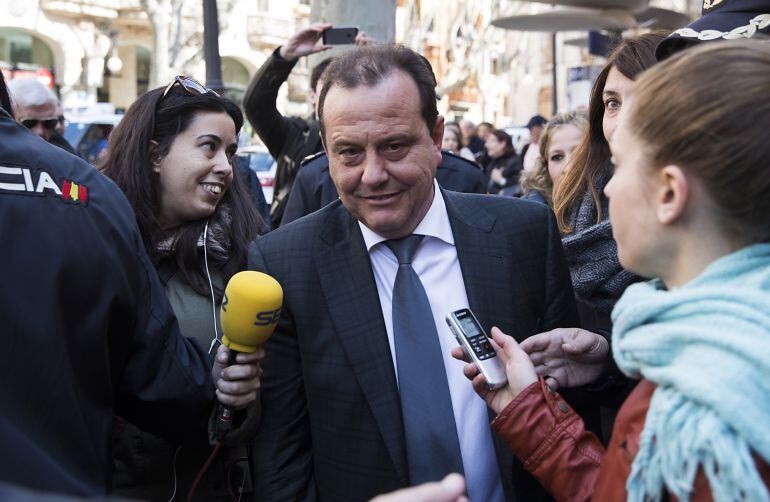 Pedro Horrach, rodeado de periodistas a las puertas de la Audiencia de Palma