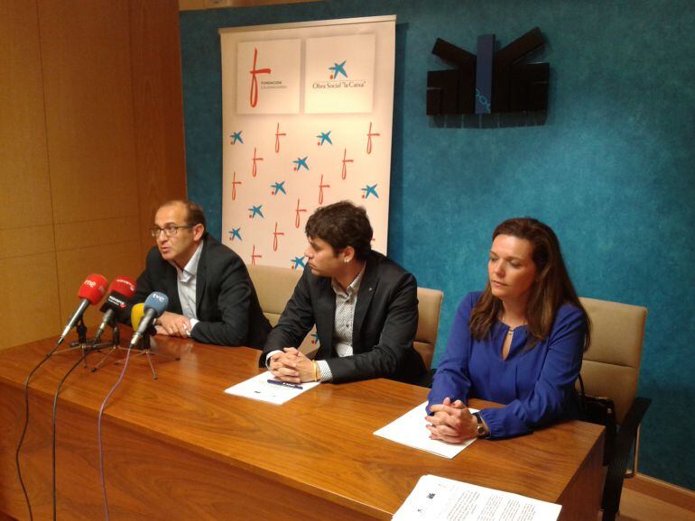 Pablo Azcona Molinet (centro), presidente de la FNMC, con Ana Díez Fontana, directora territorial de CaixaBank en Navarra y Javier Fernández Valdivielso, director de la Fundación Caja Navarra