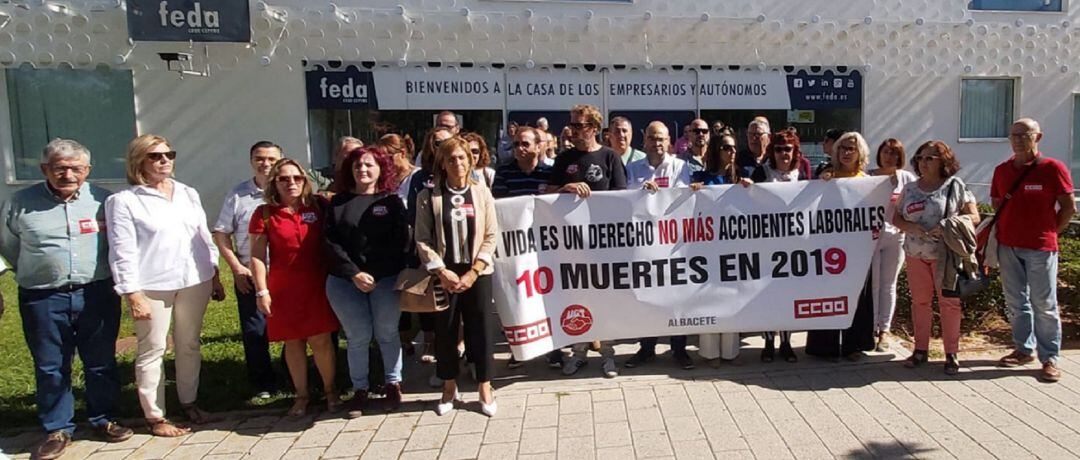 Los sindicatos UGT y CCOO se han concentrado para pedir más seguridad laboral