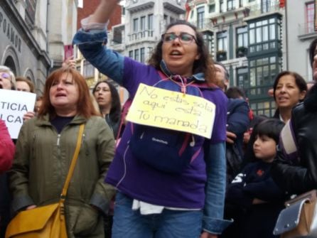 Una de las manifestantes, con un cartel en apoyo a la víctima