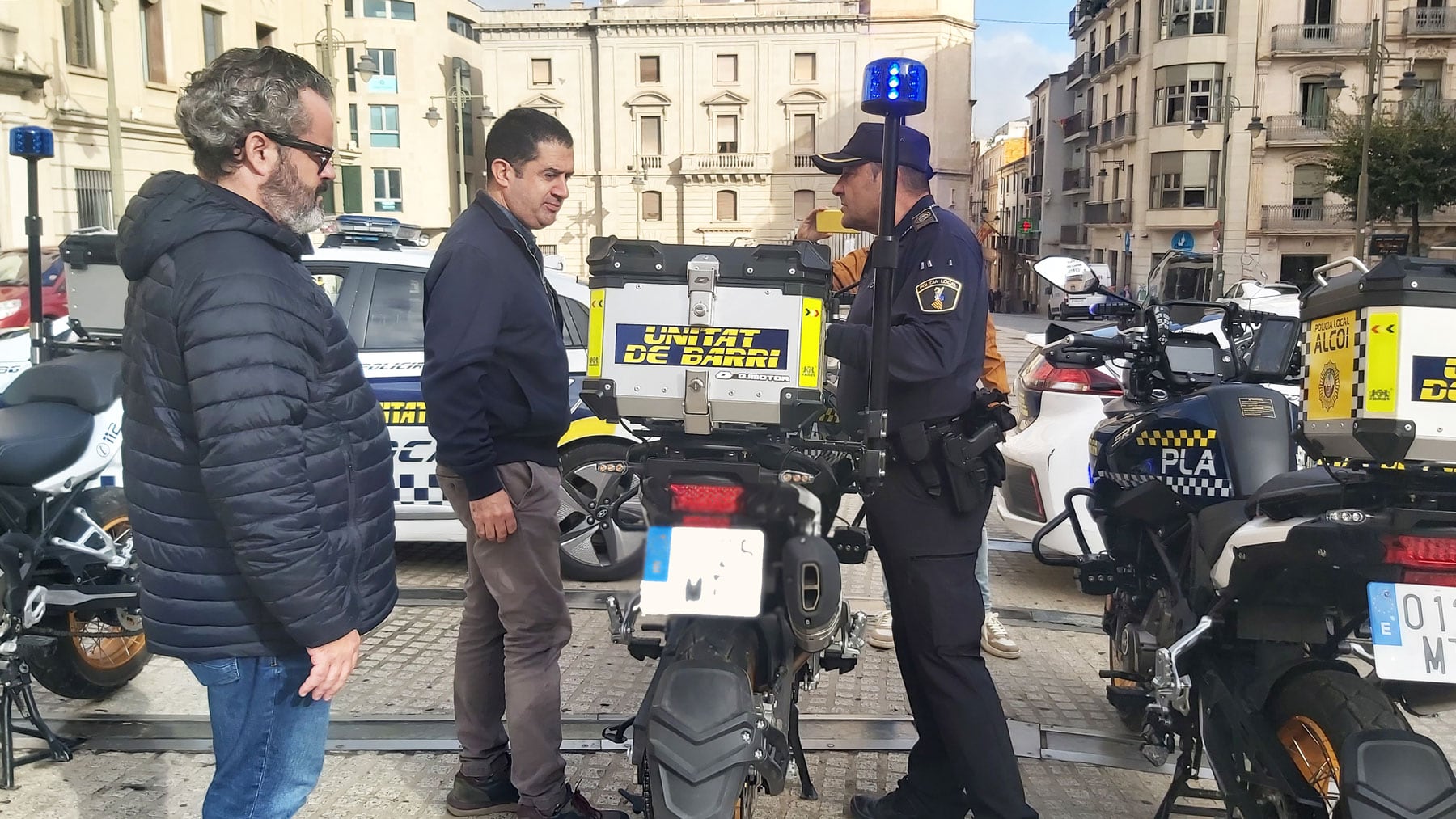 El intendente jefe de la Policía Local, Carlos Martín, el alcalde Toni Francés y el concejal de Seguridad, Raül Llopis, observando las nuevas motocicletas