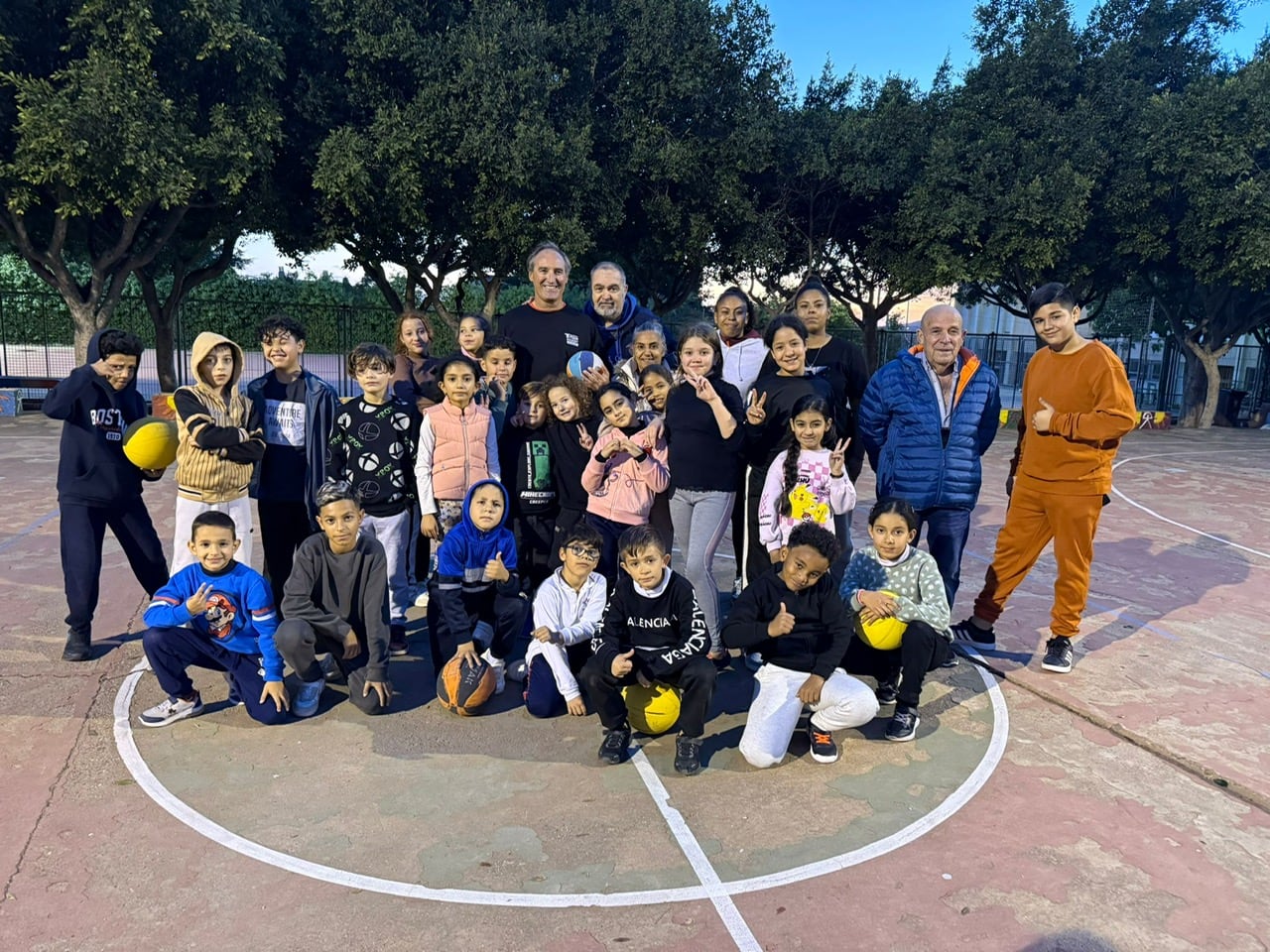 El club Padre Huelin ofrece una Navidad activa a más de 600 escolares de los barrios de Piedras Redondas, Los Almendros y Araceli.