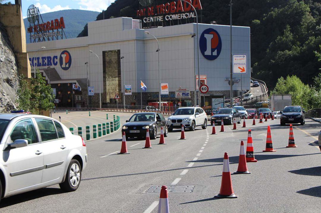 Els dos carrils habilitats per la circulació de vehicles.