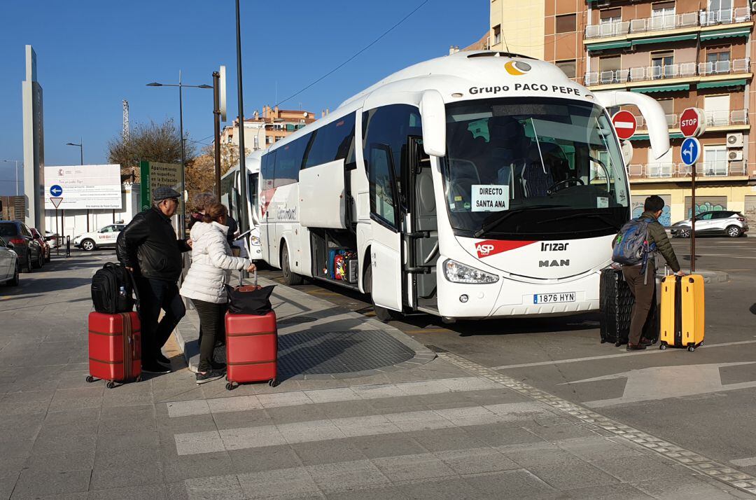 Autobús de Renfe en la estación de Granada alternativo al servicio ferroviario hasta Antequera (Málaga)