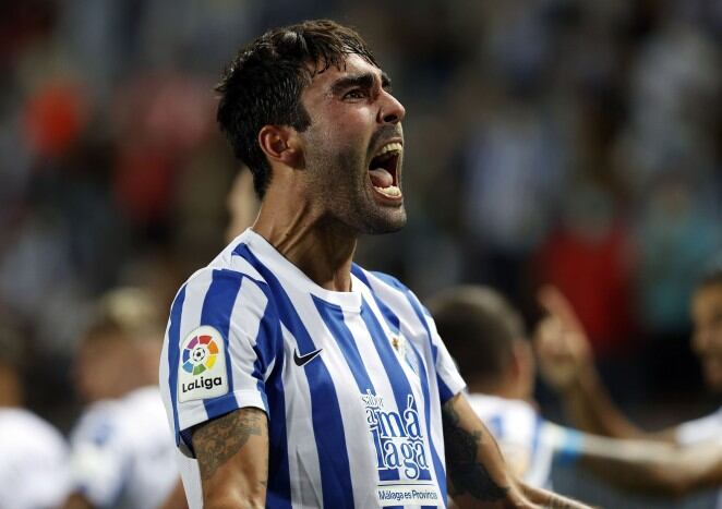 Escassi, con la camiseta del Málaga celebrando un gol