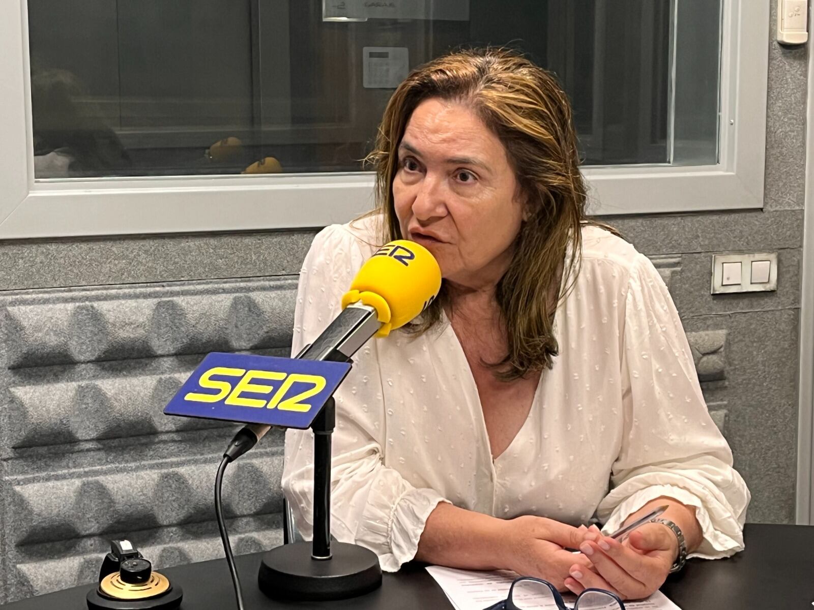 Ana Ortiz, delegada territorial de la Xunta durante una entrevista en los estudios de Radio Vigo
