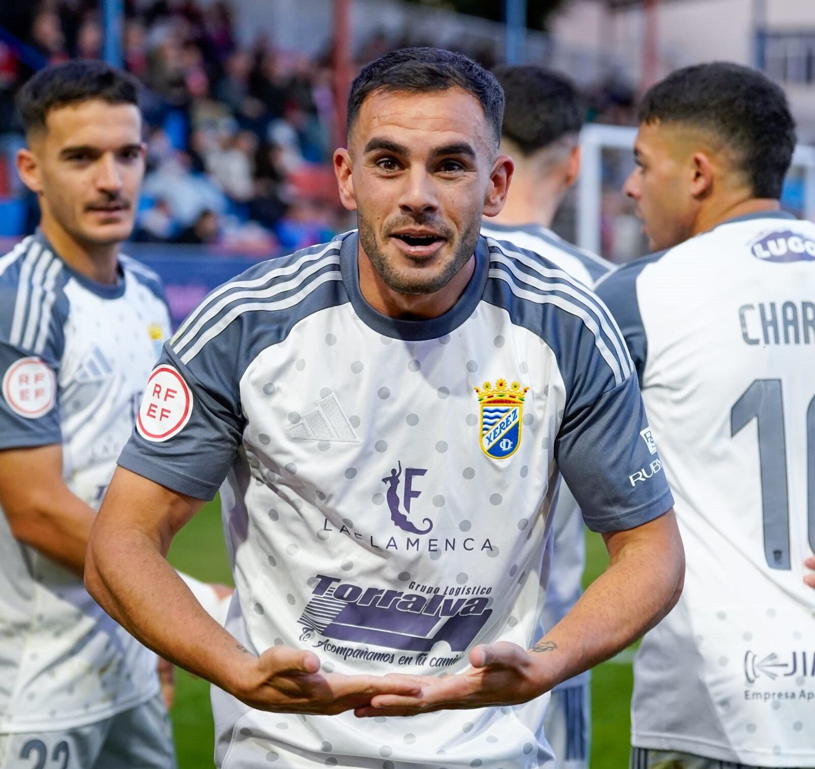 Nané celebra uno de los dos goles que le hizo al Yeclano