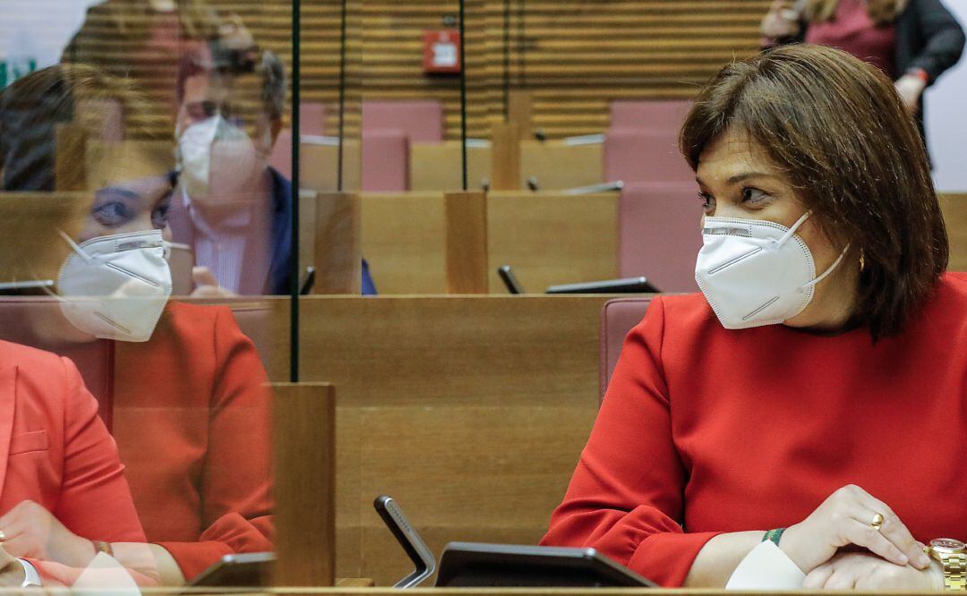 La líder del PPCV, Isabel Bonig, durante una sesión de control