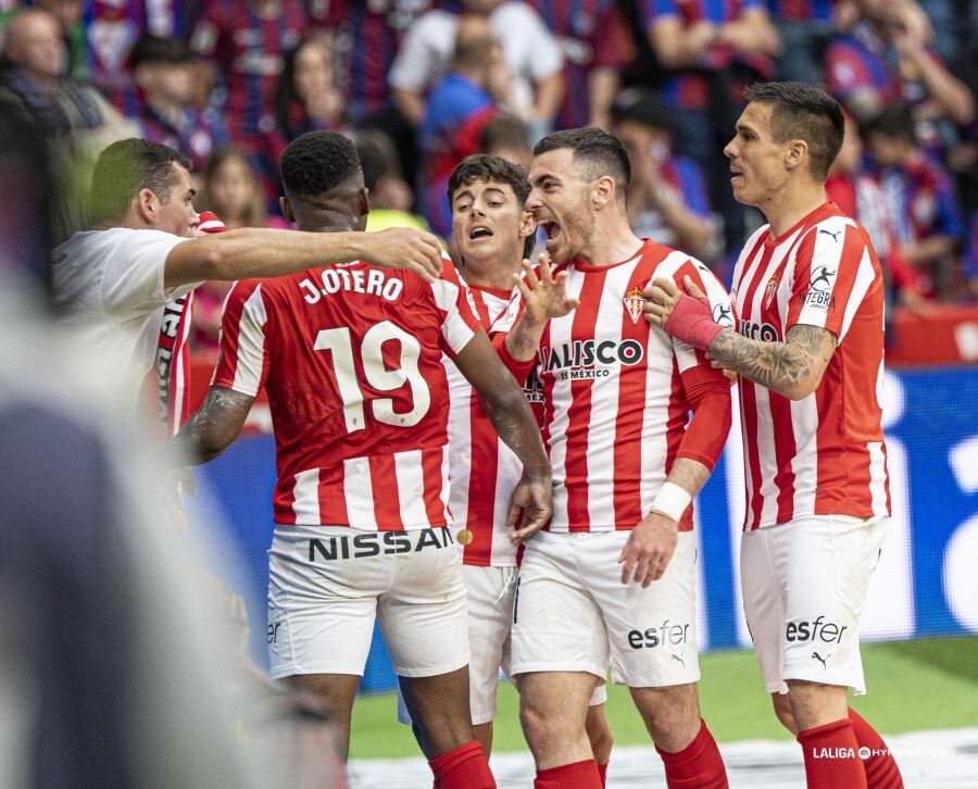 Víctor Campuzano celebra con sus compañeros su gol al Eibar.
