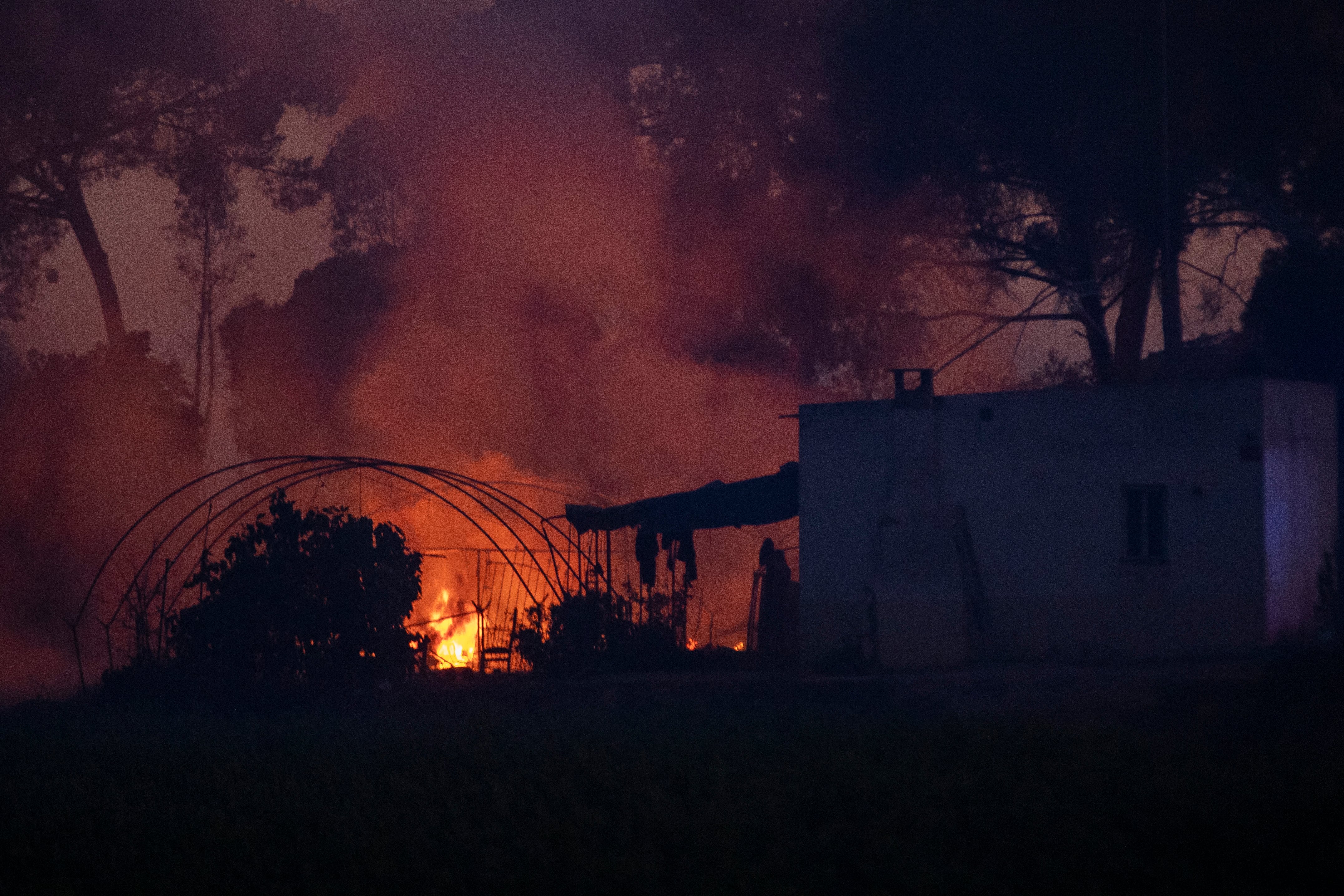 El delegado del Gobierno de la Junta de Andalucía en Huelva, José Manuel Correa, mantiene el nivel 1 del Plan de Emergencia por Incendios Forestales de Andalucía en la provincia de Huelva por el fuego declarado este sábado en el paraje Huerta del Hambre de Bonares, de modo que los desalojados de sus viviendas no podrán volver a sus casas esta noche.