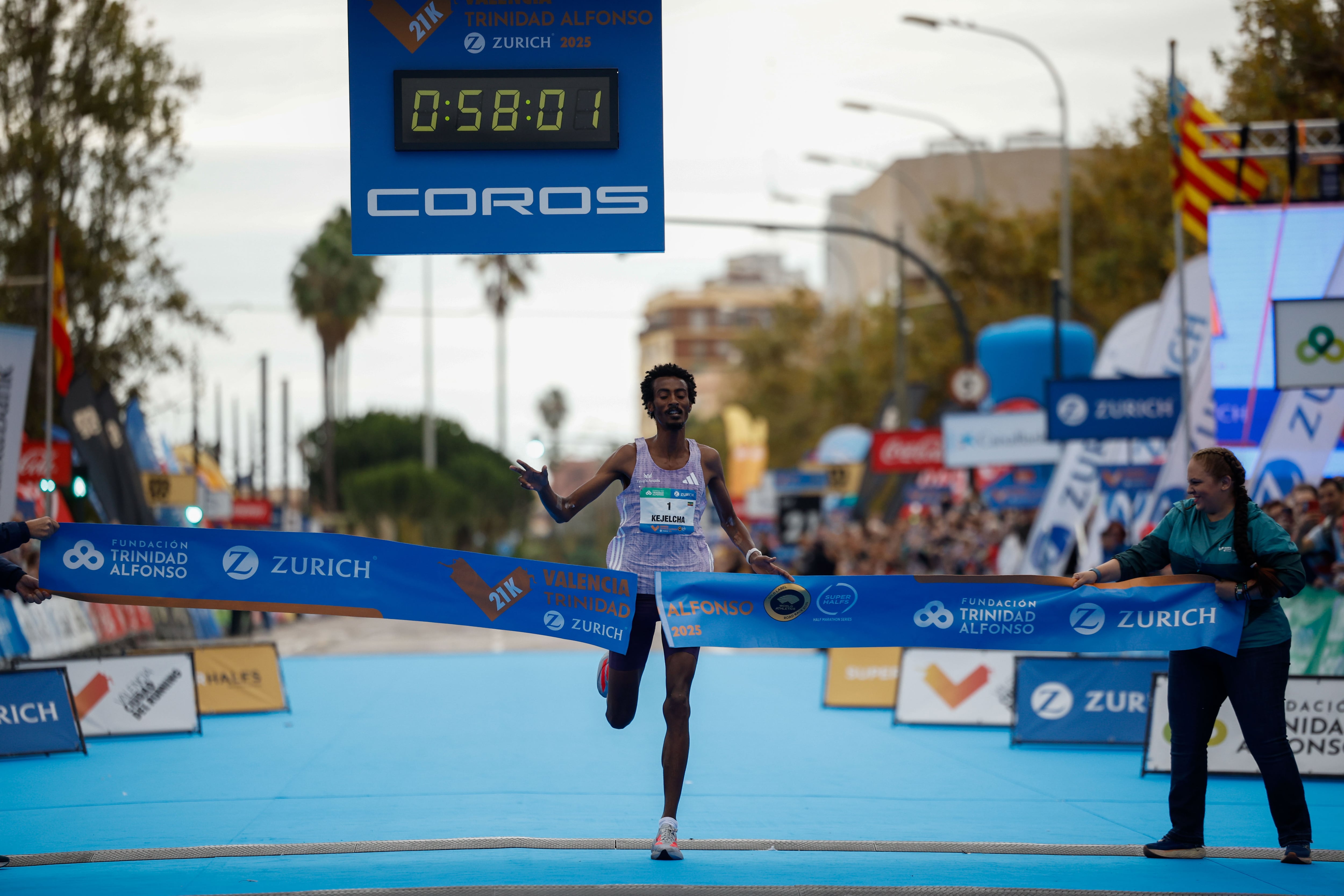 VALENCIA (ESPAÑA), 26/10/2025.- El fondista etíope, Yomif Kejelcha se impone en la categoría masculina de la media maratón de Valencia disputada este domingo. 