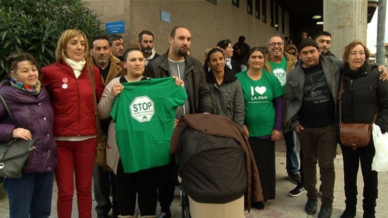 La familia y miembros de la PAH concentrados delante de los juzgados.