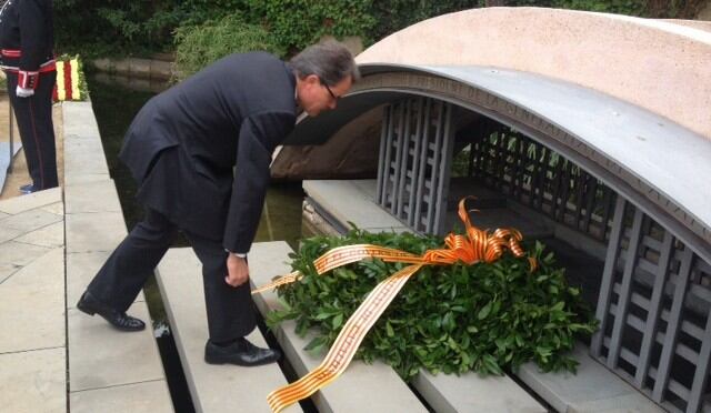 El President, encapçalant el seu Govern, ha participat aquest matí en l'ofrenar floral a la tomba de Lluís Companys, en l'aniversari del seu afusellament.