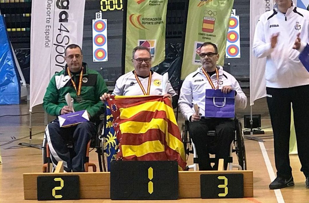 Manolo Candela en el centro de la imagen con la bandera de la Comunitat Valenciana