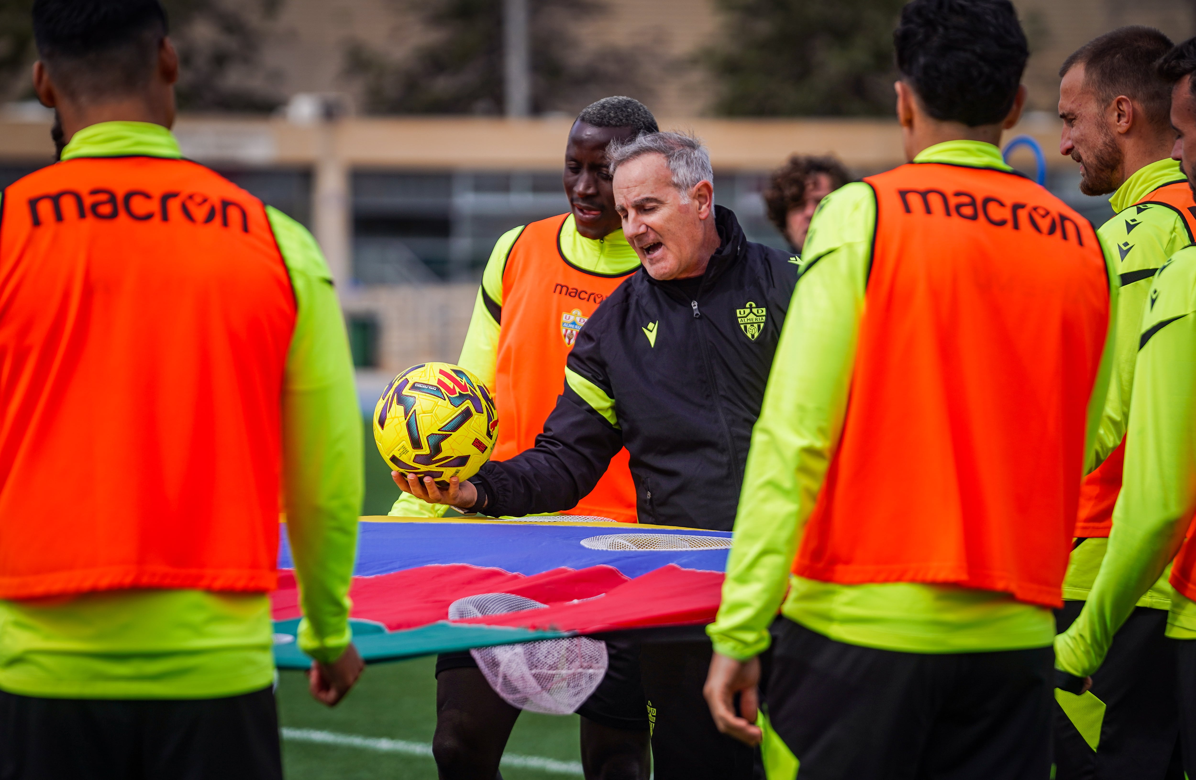 Javi Fernández, un profesional de corazón rojiblanco, con los futbolistas en el Anexo.
